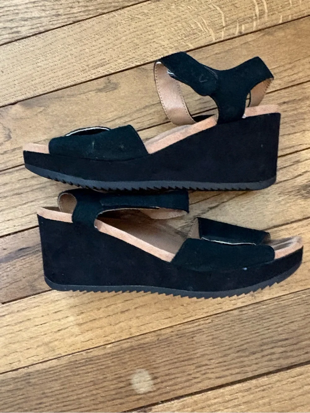 Vionic  Hoola Astrid II Wedge Sandals Sz 9.5 Black Suede Adjustable Straps